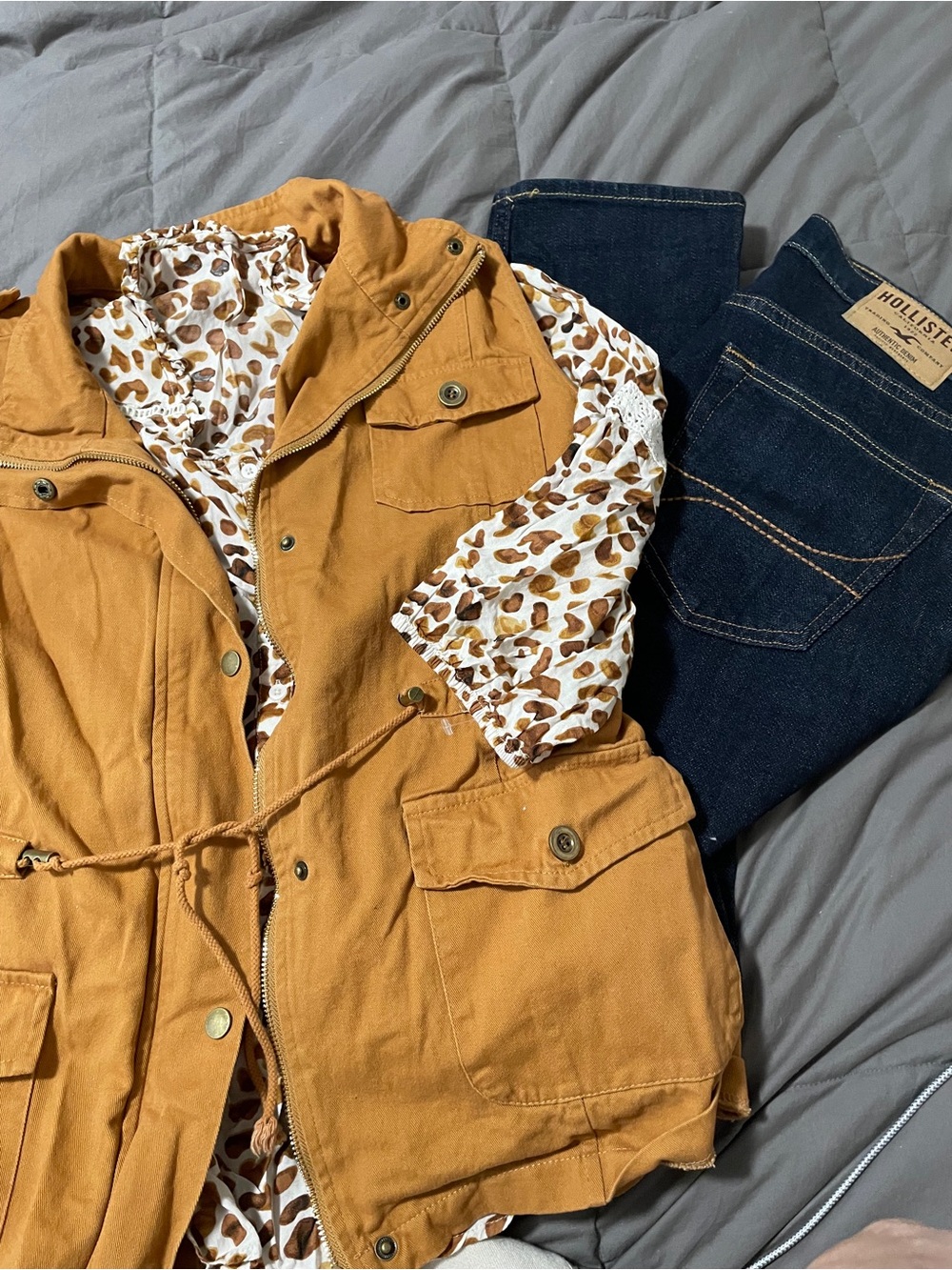 New Hollister jeans 31x32/Utility/Safari Vest/Leopard Print top size L womens
